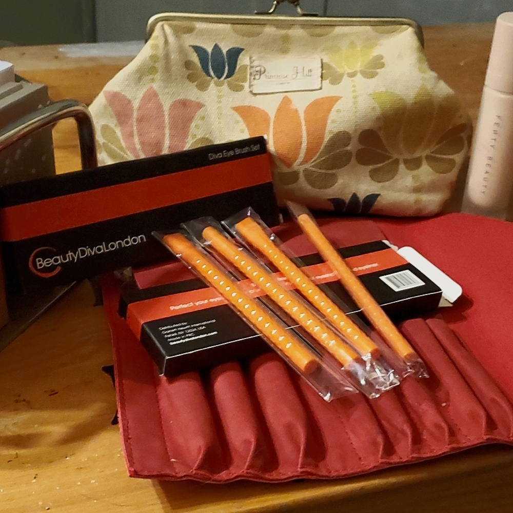 Set of 4 eye shadow brushes